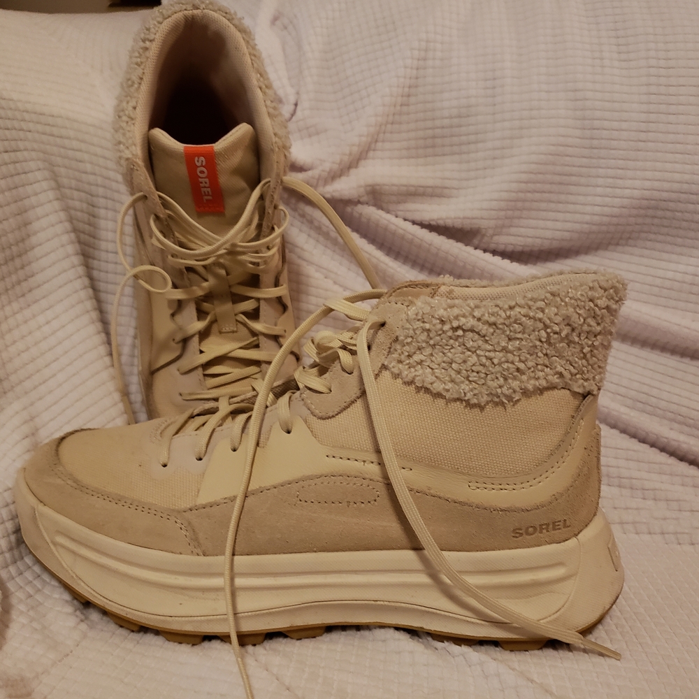 Sorel women's size 10 Ona 503 mid cozy platform Sneaker boot🏞